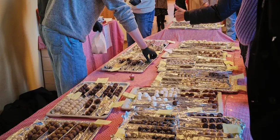Tisch mit vielen selbstgemachten Pralinen an einem Verkaufsstand.