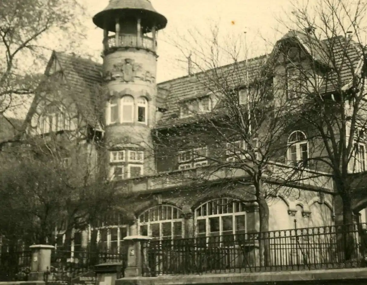 Historisches Foto der ersten Waldorfschule auf der Uhlandshöhe in Stuttgart um 1919.