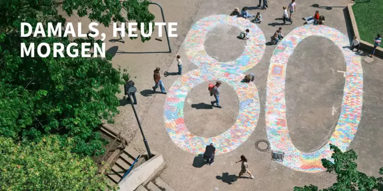 Schulhof wo eine große achtzig mit bunter Kreide auf die Steine gemalt sind.