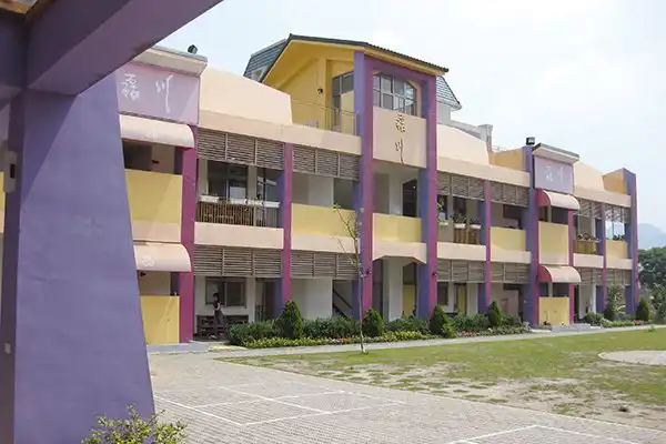 Modernes Gebäude mit bunten Farbtönen einer Waldorfschule in Taiwan.