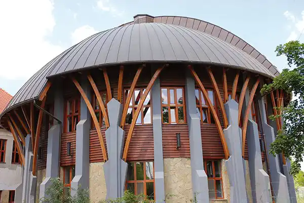 Rundes Gebäude mit Holzstruktur einer Waldorfschule in Budapest.