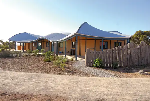Schulgebäude der Waldorfschule in Willunga, Australien.